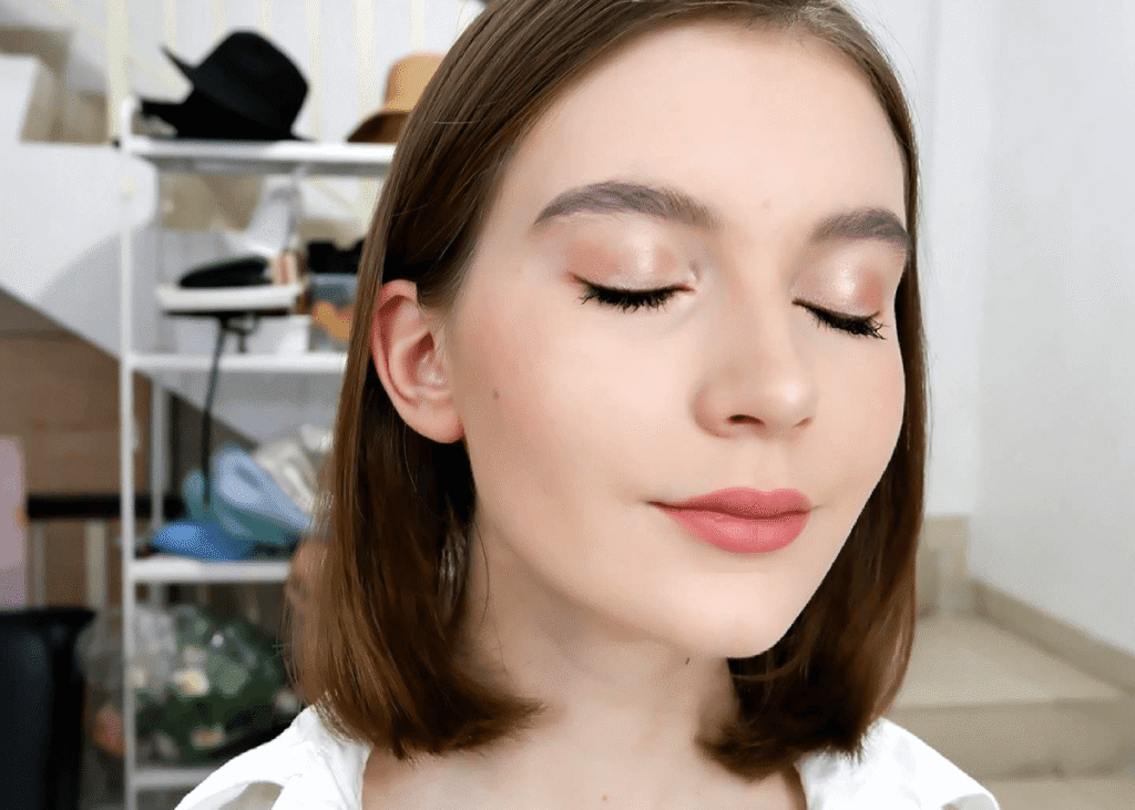 Marettadriemakeup soft eye makeup look with eyes closed