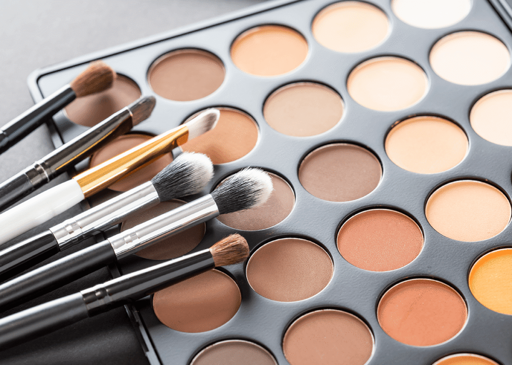 Eyeshadow pallete with eyelid makeup
