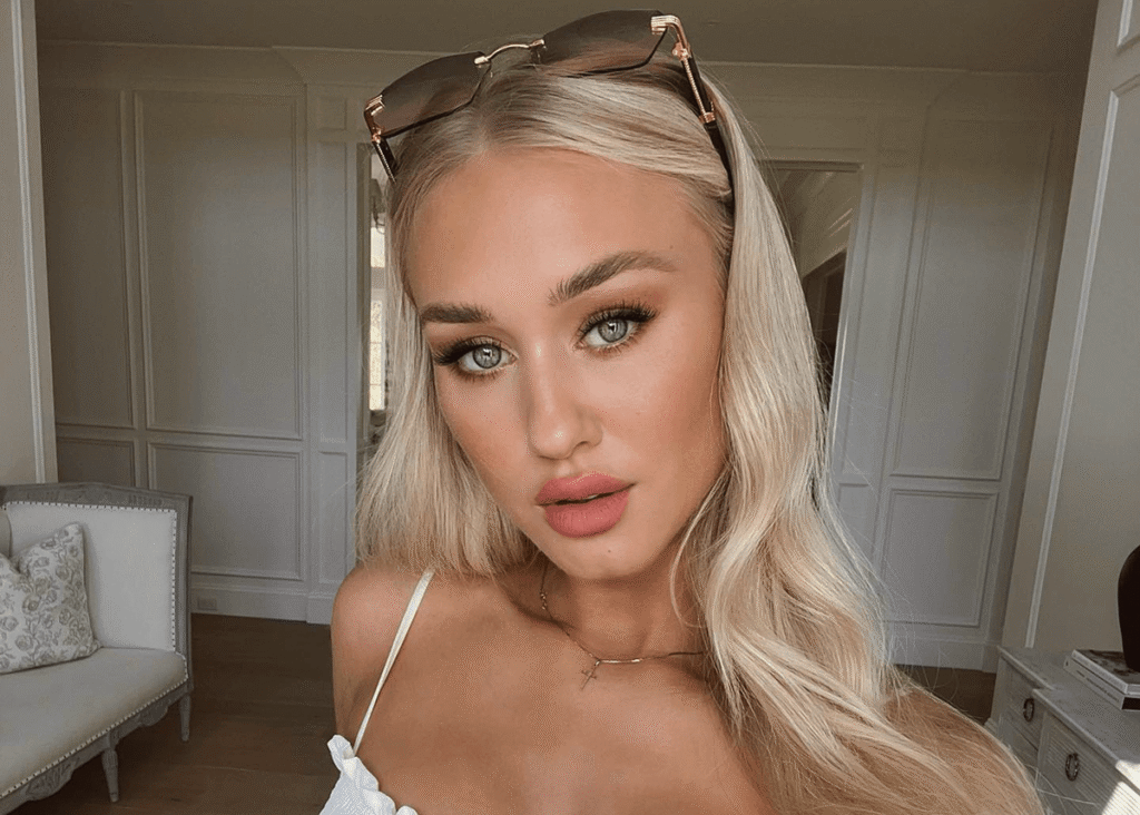 Hanna posing with nude makeup and flawless skin
